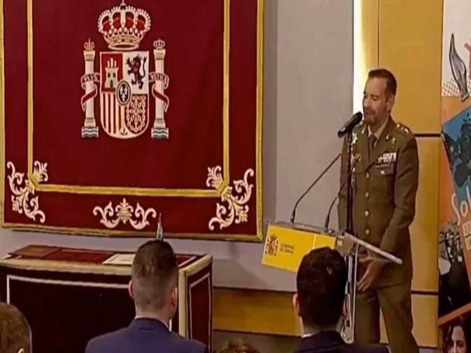 L'insolita performance musicale del colonnello spagnolo a un evento con il ministro della Difesa