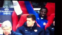 Emmanuel Eboue escandaloso de calentamiento (Arsenal v Partizan de Belgrado)
