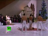 Hacen acrobatas topless para el Papa
