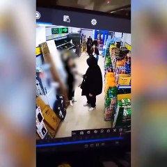 Rezillik! BİM'de genç kızı elleriyle taciz etti! İşte o anlar