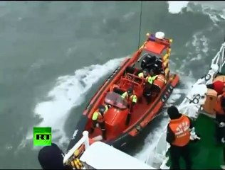 Télécharger la video: Video of crew trapped on capsized ship, coast guard rescue operation