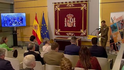 Un oficial del ejército canta ante Margarita Robles 'The imposible dream'