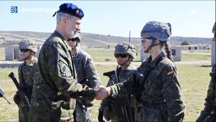El Rey visita por sorpresa a la princesa Leonor durante unas maniobras