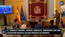 El teniente coronel, Manuel González, sorprende con una actuación musical en una entrega de premios