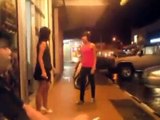Un par de chicas asiáticas se pelean en la calle