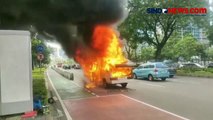 Diduga Kebocoran Oli, Minibus yang Angkut Karyawan Restoran Terbakar