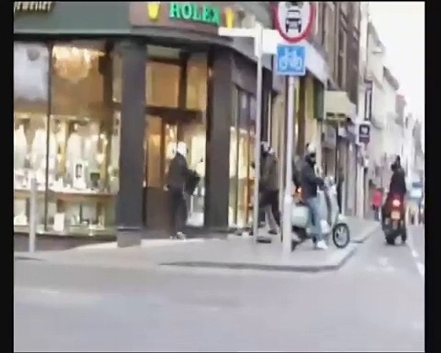 Old Lady stops robbery at Jewellers Northampton Feb 2011 Vídeo
