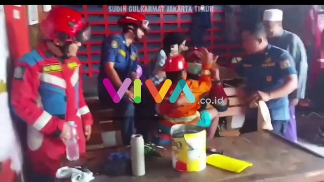 Petugas Damkar Peluk Bocah 5 Tahun Usai Terjebak Kaleng