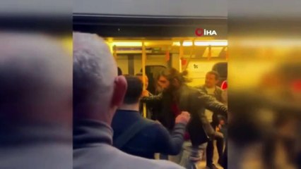 Metro gecikti! Makinist kabinine tekmeyle saldırdılar