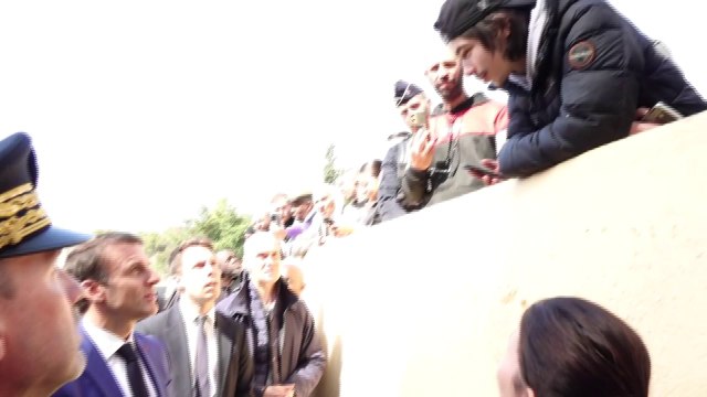 Calmez vos petits CRS : un jeune interpelle Emmanuel Macron à Marseille