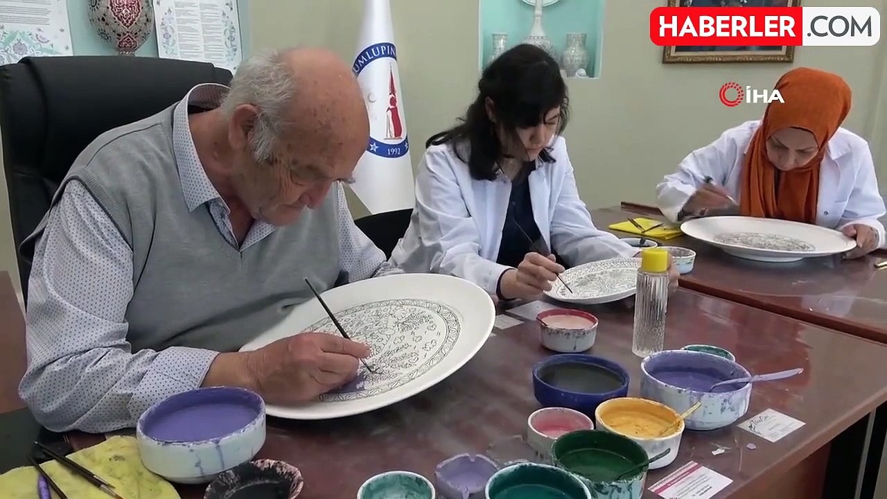 Kütahyalı Sanatçının Çini Desenleri Kitap Haline Getiriliyor