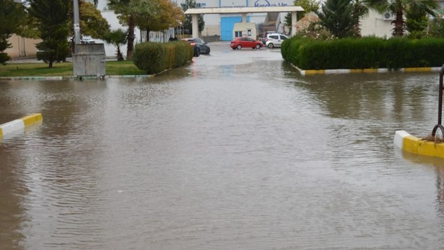 Mardin'de sağanak... Yollar göle döndü, evleri su bastı