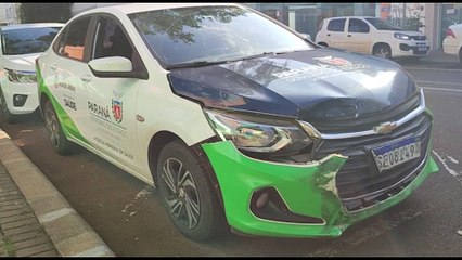 Carro de prefeitura e HB20 se envolvem em colisão no Centro