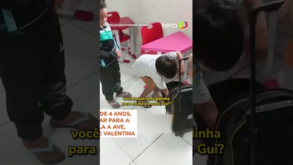 Menino viraliza após levar galinha de estimação escondida para escola #shorts