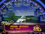 Mujer de China toca el piano sin dedos en una mano