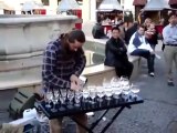 Artista callejero toca musica increible con copas de vino