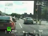 Ladrón automóvilistico escapa a través de cruce ferroviario