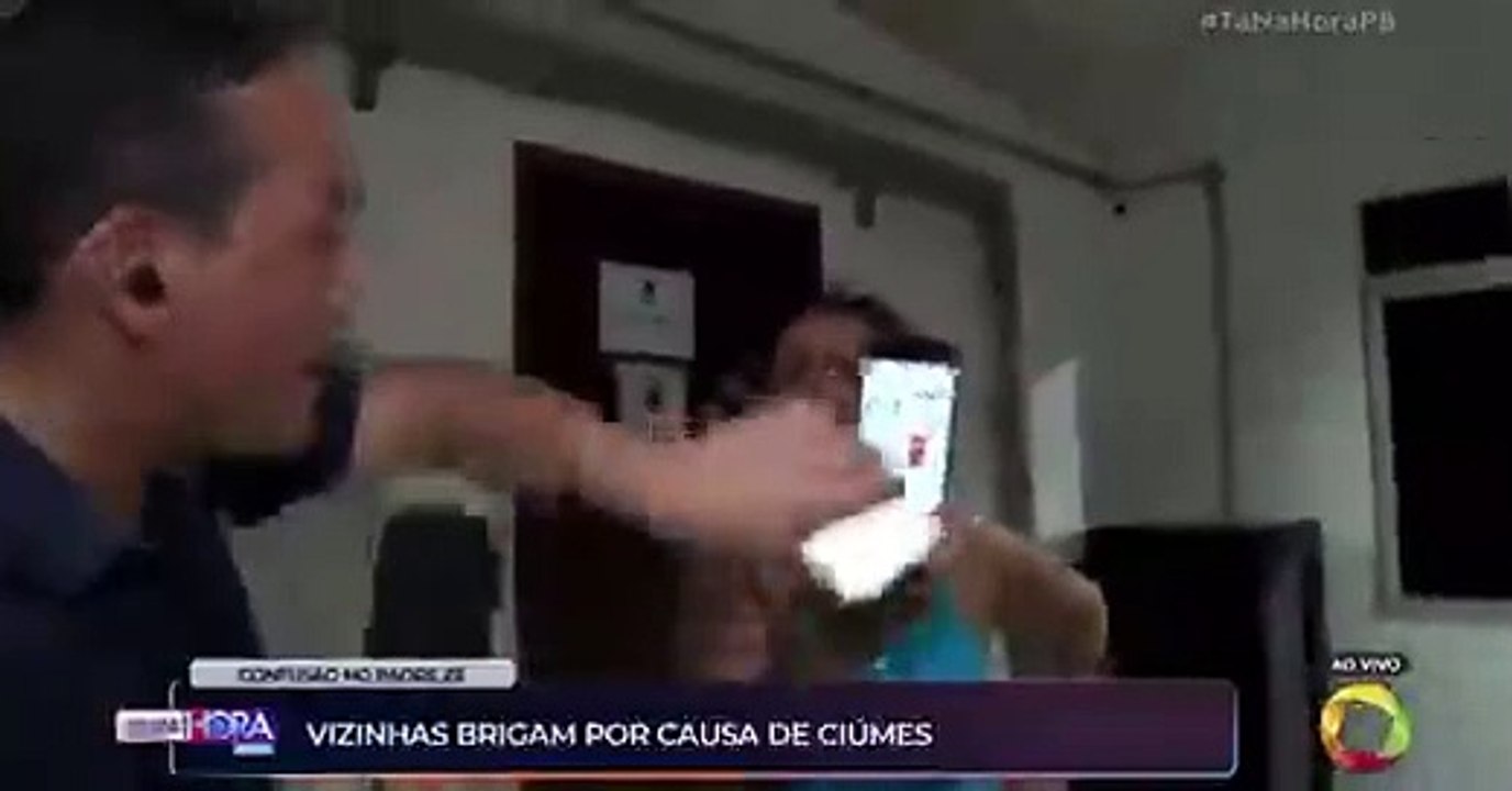 Mulher mostra ao vivo marido transando com amante pelo celular e choca repórter - - Durante um link ao vivo no Tá Na Hora, programa jornalístico da