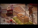 Benedicto XVI venera la tumba de Juan Pablo II