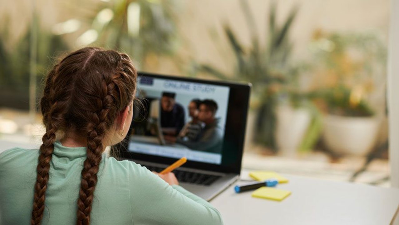 Qu’est-ce que la génération alpha, qui terrorise la Gen Z et épuise les profs ?