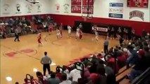 Jugador de basket tira la pelota por detras