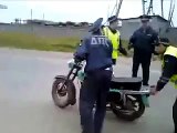 Policías tontos, dejaron ir su moto