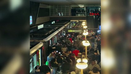 İzmir'de metro arızasında yolcular; camı tekmeledi, vatmana hakaret etti