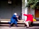 Mujeres rusas peleando en plena calle