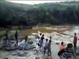 Familia muere al caer por catarata en la India