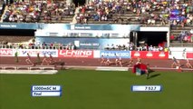 El español Victor Garcia cae antes de llegar a la meta en los 3000 metros en la carrera de obstaculos