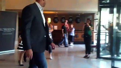 Tải video: Guardaespaldas de Lady Gaga golpea salvajemente a un fan en un hotel en Bucarest Rumania