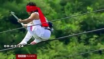Un acróbata chino cae de la cuerda floja y logra salvarse