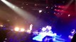 Fanatico Sin camisa en el escenario con Enrique Iglesias en Concert