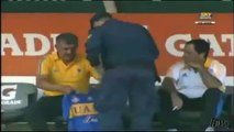Policía le pide autógrafo al Tuca Ferreti - Estudiantes Tecos vs. Tigres (0-1)