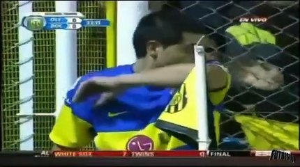 Hincha escupe a Juan Román Riquelme - Olimpo vs Boca Juniors 0-0