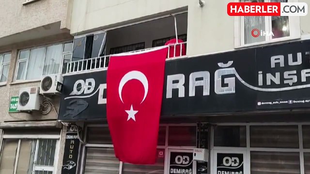 Bingöllü şehidin dede evine Türk bayrağı asıldı