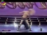 Modelo brasileña se golpea la cabeza mientras baila