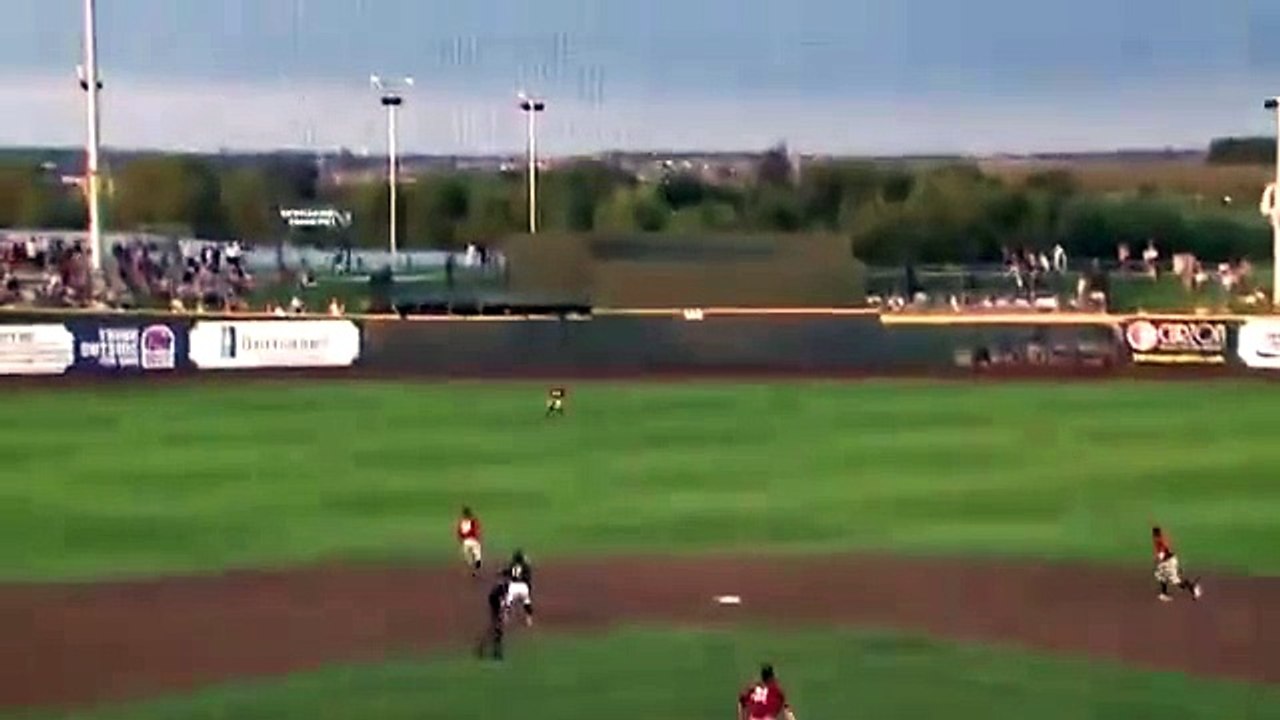 Triple Play After Ball Bounces Off Centerfielder's Head Vídeo Dailymotion