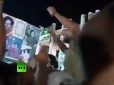 Vídeo de Gaddafi hijo Saif al-Islam en medio de multitudes entusiastas en Trípoli