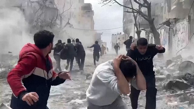 Les explota un misil a escasos metros mientras recogen a gente de los escombros