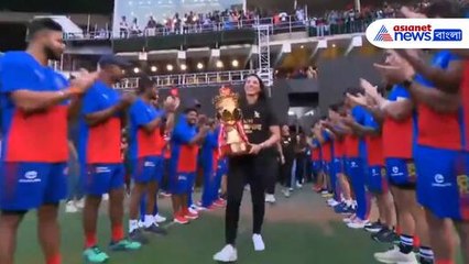 ডব্লুপিএল চ্যাম্পিয়ন স্মৃতিদের গার্ড অফ অনার পুরুষ দলের