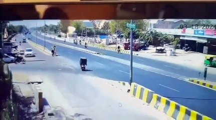 बोर्ड परीक्षा देकर लौट रहे छात्र की मौत, देखें लाइव वीडियो...