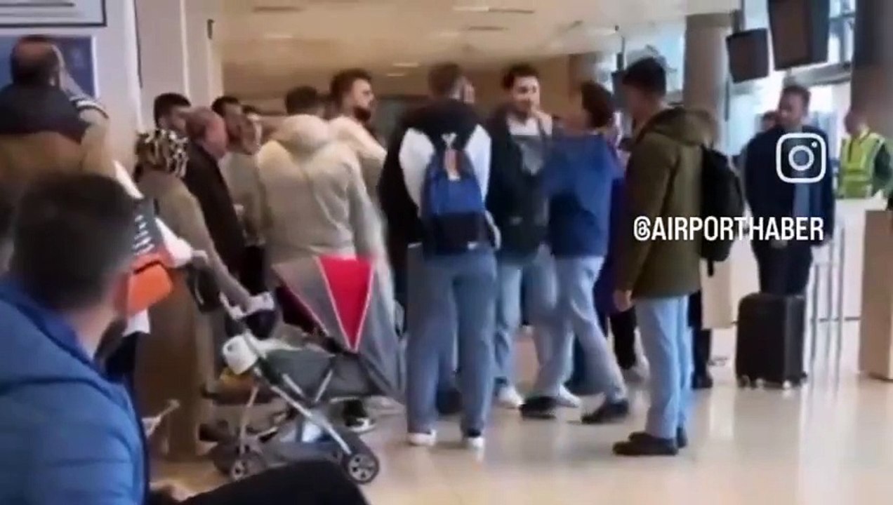 Trabzonspor taraftarı yine olay çıkardı! "Formayı çıkar"