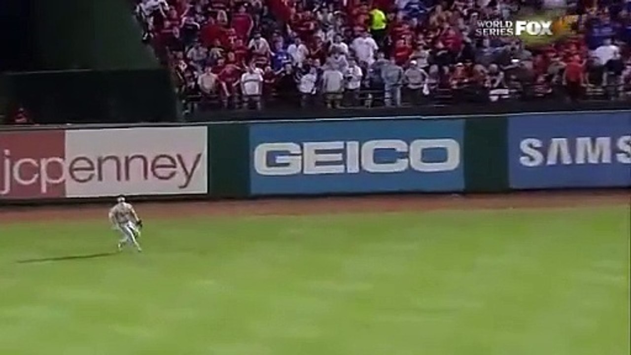 World Series Rangers fan throws ball onto field Vídeo Dailymotion