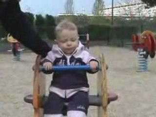 Maëlyss fait de la balançoire