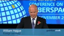 Los gobiernos no deben censurar internet, dice William Hague