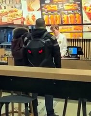 Quelqu'un te regarde... tu es observé de prêt