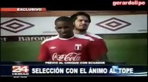 Juan Loco Vargas le baja el short a Farfan