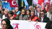 Parigi, i dipendenti pubblici chiedono l'aumento degli stipendi