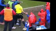 Carlos Vela se cae y tira al juez de línea  Real Sociedad vs Sporting Gijón 51  Liga BBVA 290112